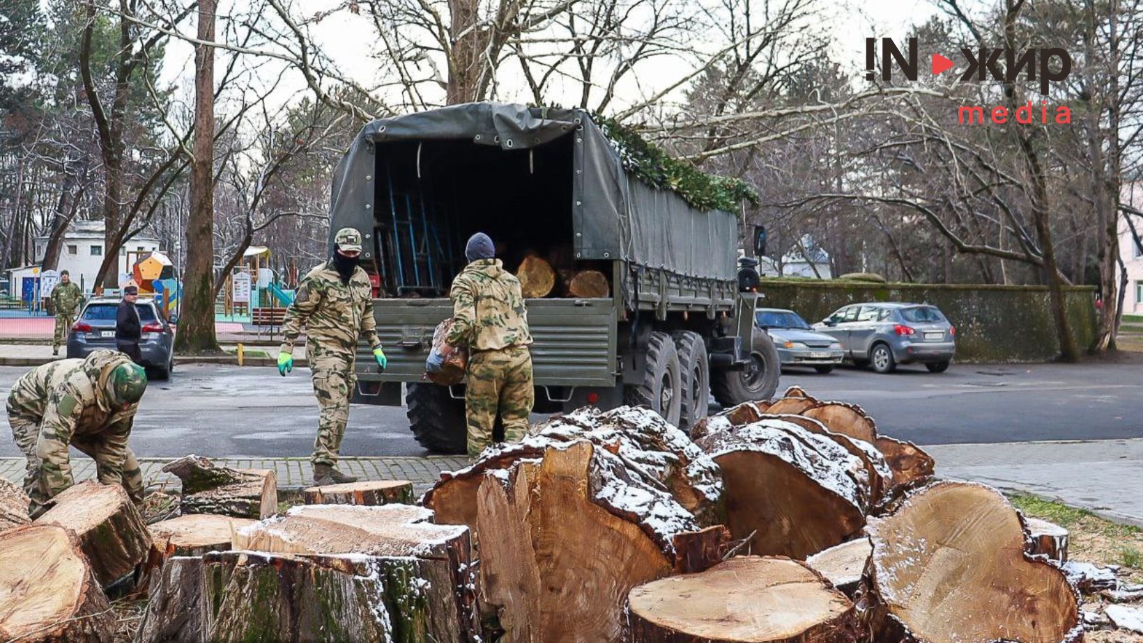 На фото: російські окупанти вантажать спиляні дерева в Дитячому парку сімферополя.